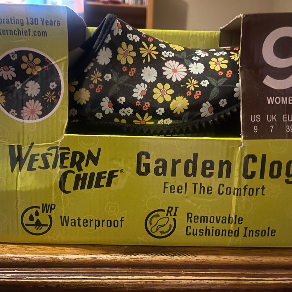Waterproof floral garden clog